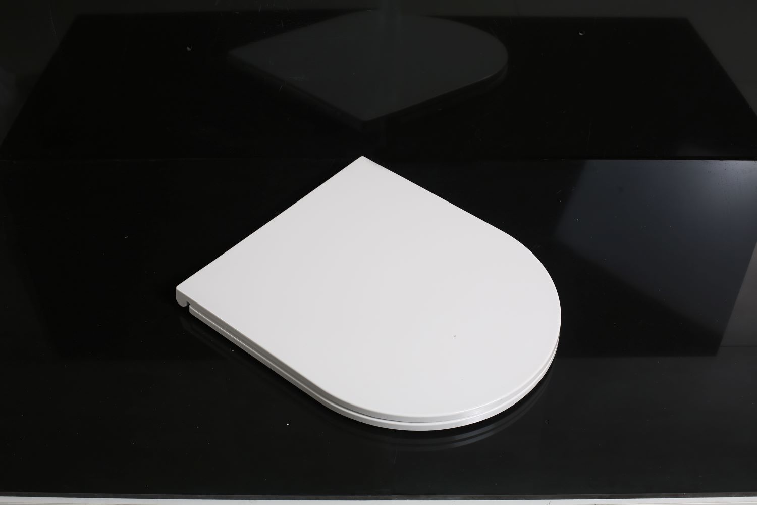 Slika proizvoda WC SJEDALICA ARMAL D-SHAPE BIJELA ZA MODELE 52 I VIŠE cm (ATRIA, STAR, SIRIUS)  duroplast; softclose/quickrelease, metalni panti